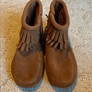BRAND NEW! Girls Minnetonka boots